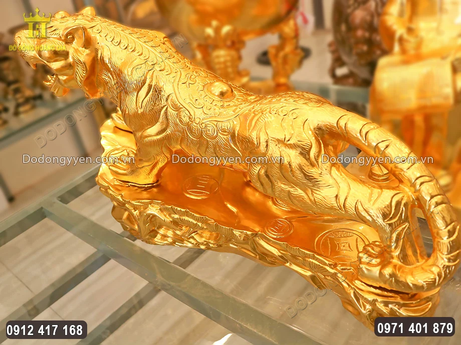 To&agrave;n bộ bề mặt b&ecirc;n ngo&agrave;i được d&aacute;t v&agrave;ng 9999 v&ocirc; c&ugrave;ng sang trọng